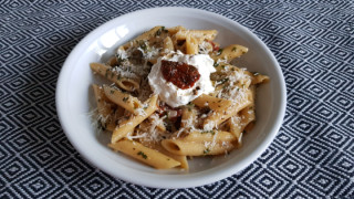 Nudeln mit getrockneten Tomaten