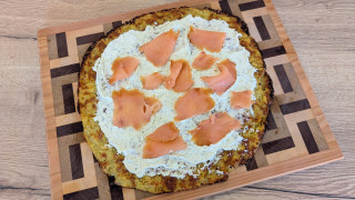 Kartoffelpizza mit geräuchertem Lachs